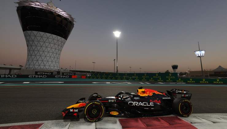 Max Verstappen in pista sulla Red Bull ad Abu Dhabi