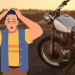 Una moto ferma in strada e a sinistra il disegno di un uomo con le mani fra i capelli