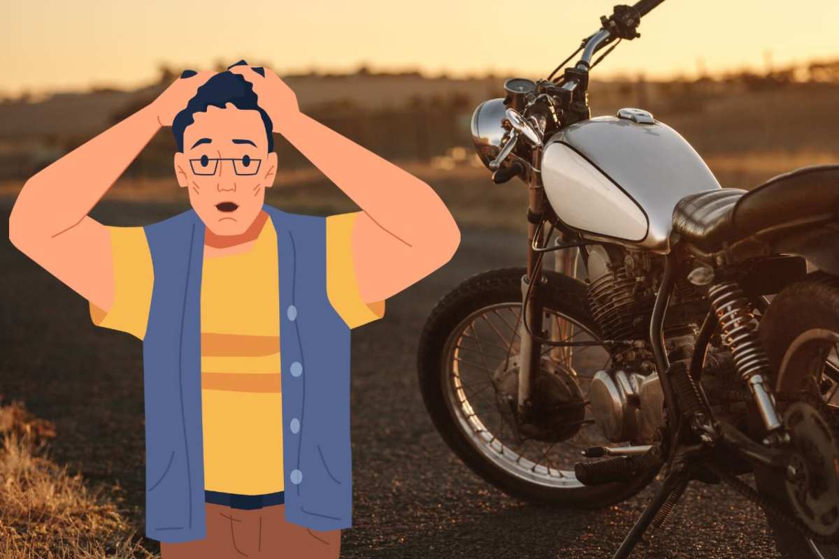 Una moto ferma in strada e a sinistra il disegno di un uomo con le mani fra i capelli