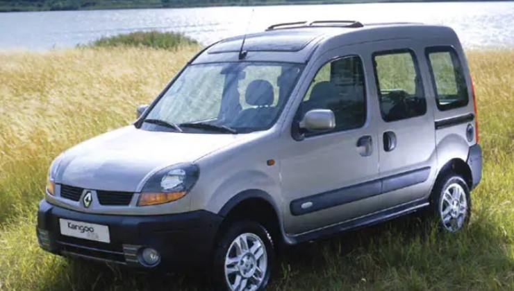 La Renault Kangoo II in un campo