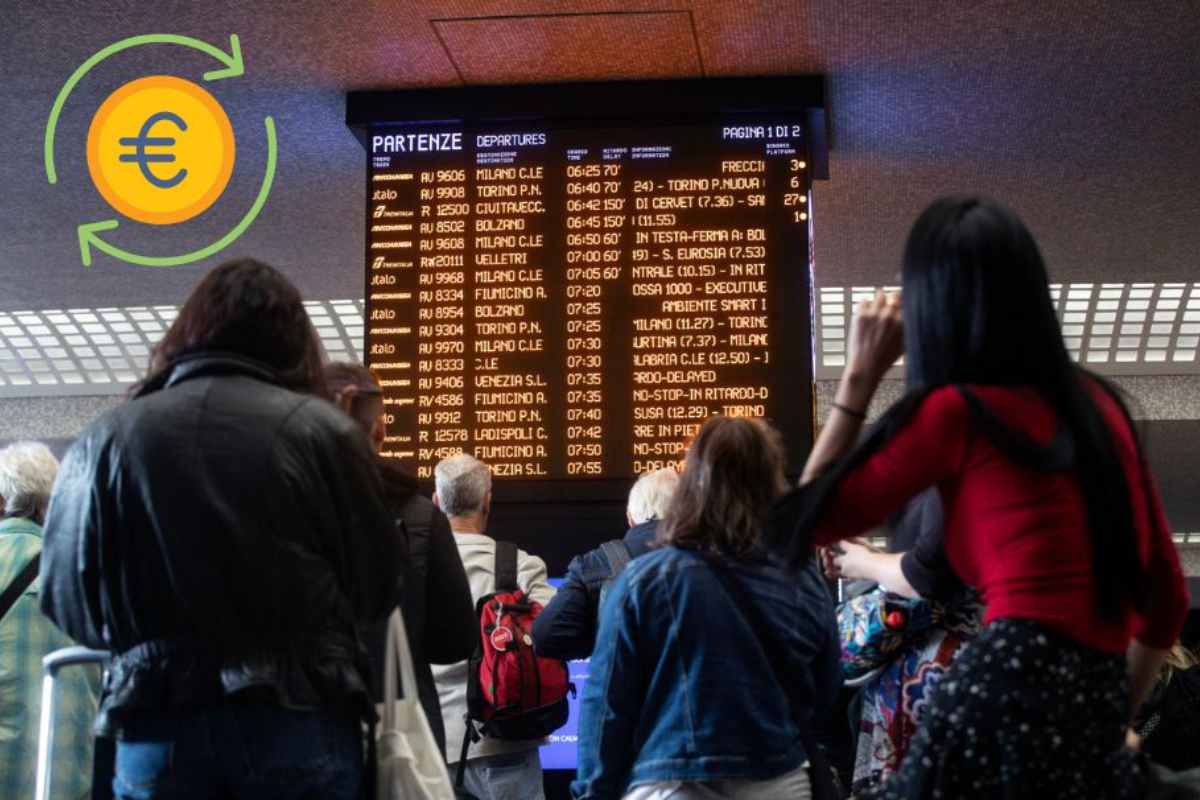 Persone che guardano il tabellone degli orari in stazione, in alto a sinistra il simbolo del rimborso in euro