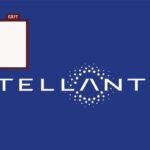 Il logo Stellantis e in alto a destra un dipendente licenziato che va verso la porta di uscita