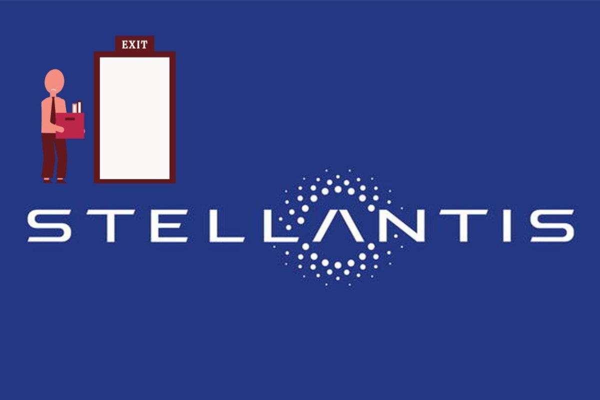 Il logo Stellantis e in alto a destra un dipendente licenziato che va verso la porta di uscita