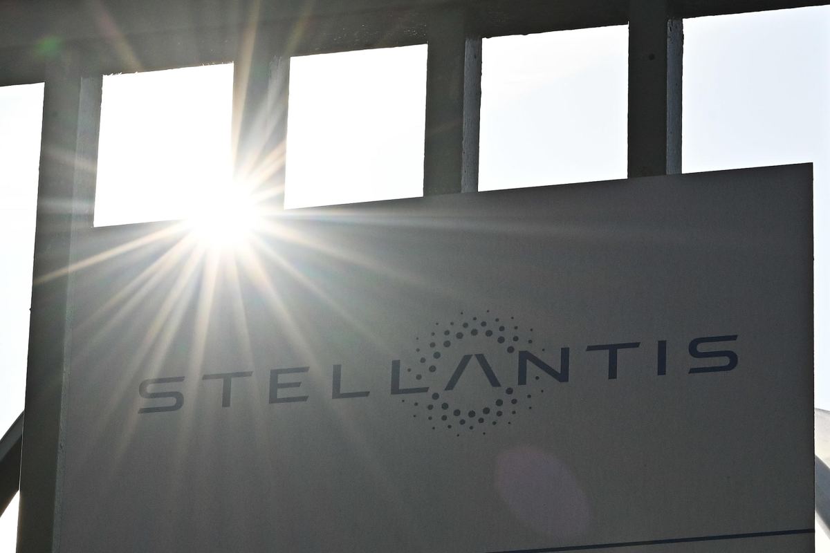 Scritta Stellantis sui cancelli della fabbrica FIAT di Mirafiori