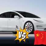 Una Tesla la sigla Vs e in basso a destra la bandiera cinese