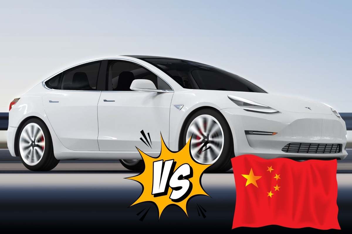 Una Tesla la sigla Vs e in basso a destra la bandiera cinese