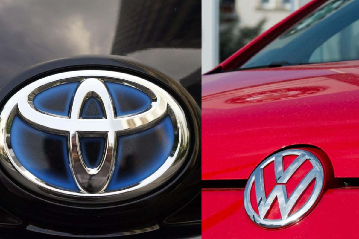 I loghi di Toyota e Volkswagen