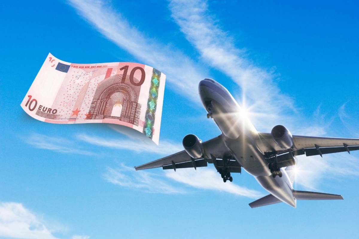 Una banconota da 10 euro e un aereo