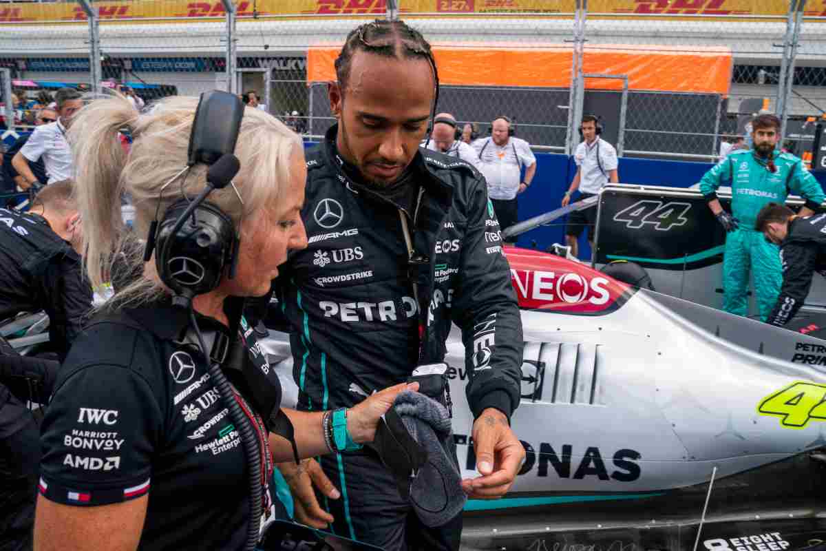 Angela Cullen parla con Hamilton in griglia di partenza