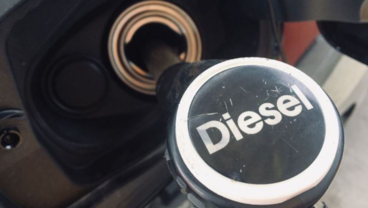 Un'auto sta rifornendo diesel