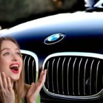 Una BMW e a sinistra una ragazza meravigliata