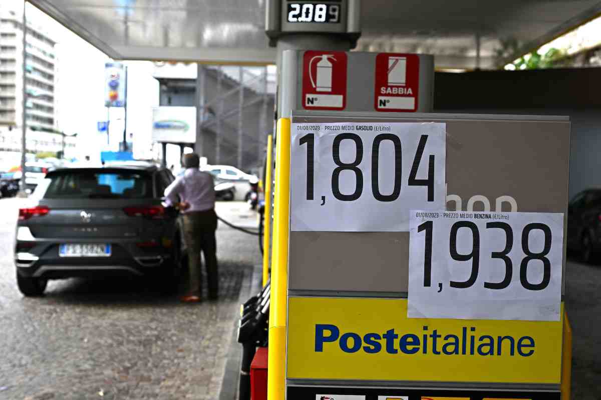 Il cartello con i prezzi di benzina e diesel