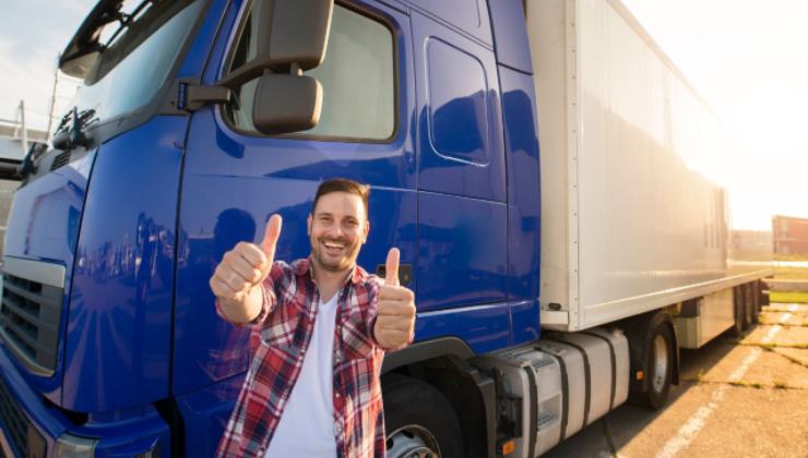 Un camion e davanti un ragazzo che fa il gesto dei pollici su