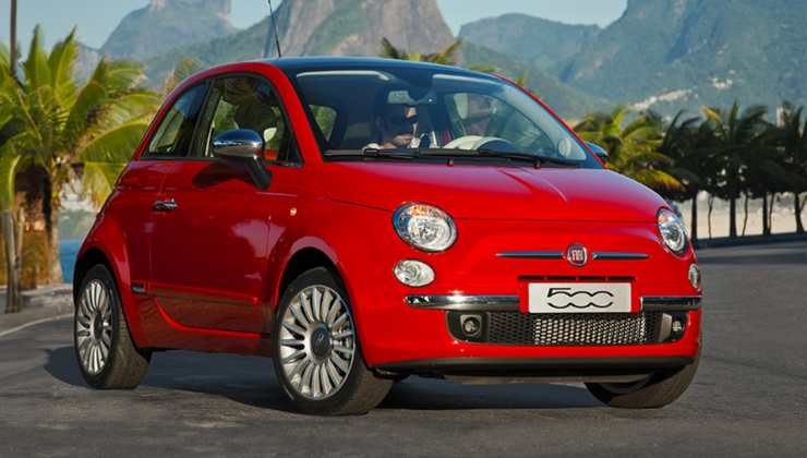 La FIAT 500 su una strada