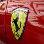 La fiancata di una Ferrari e il logo del Cavallino