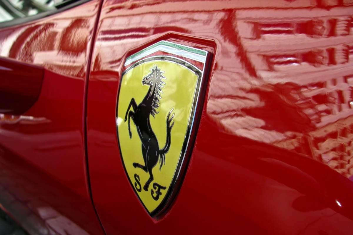 La fiancata di una Ferrari e il logo del Cavallino