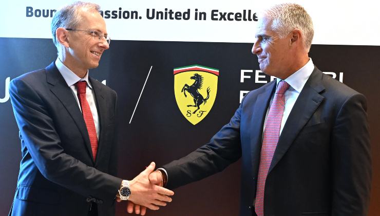 Il CEO di Ferrari Benedetto Vigna stringe la mano al CEO di Unicredit Andrea Orcel