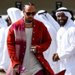 Lewis Hamilton cammina nel paddock