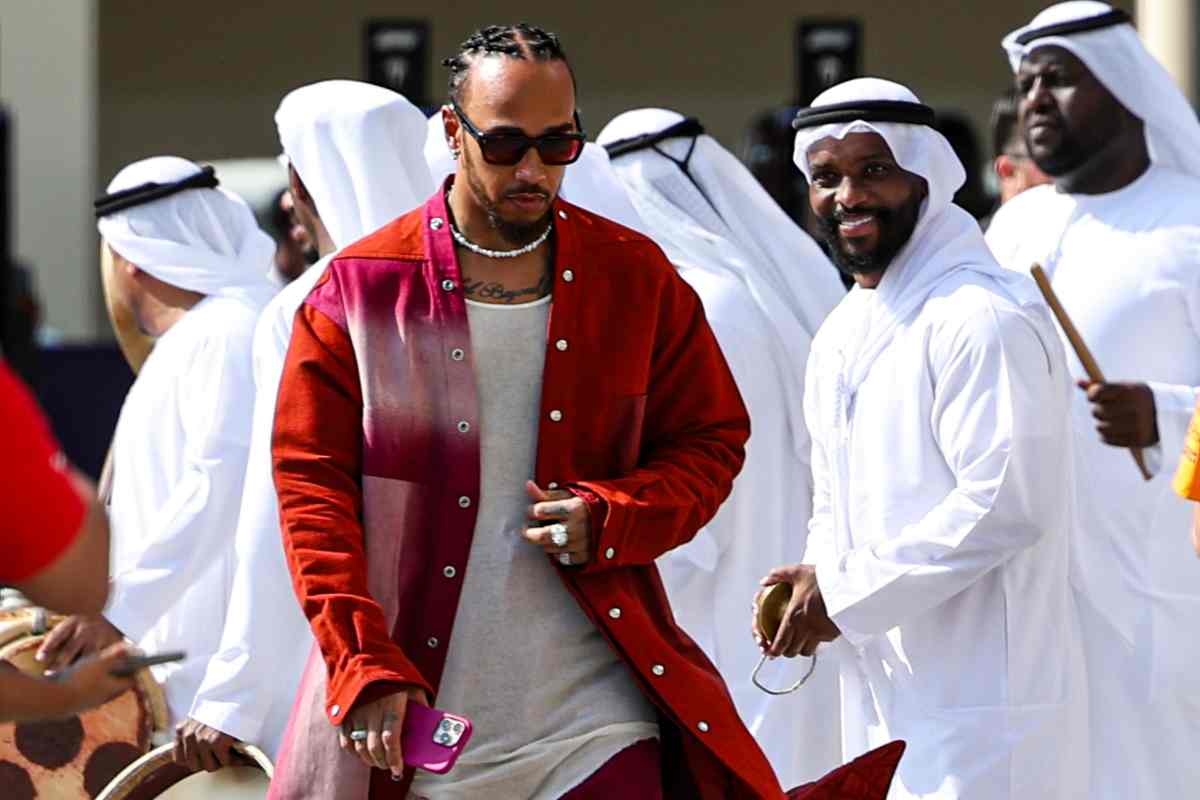 Lewis Hamilton cammina nel paddock