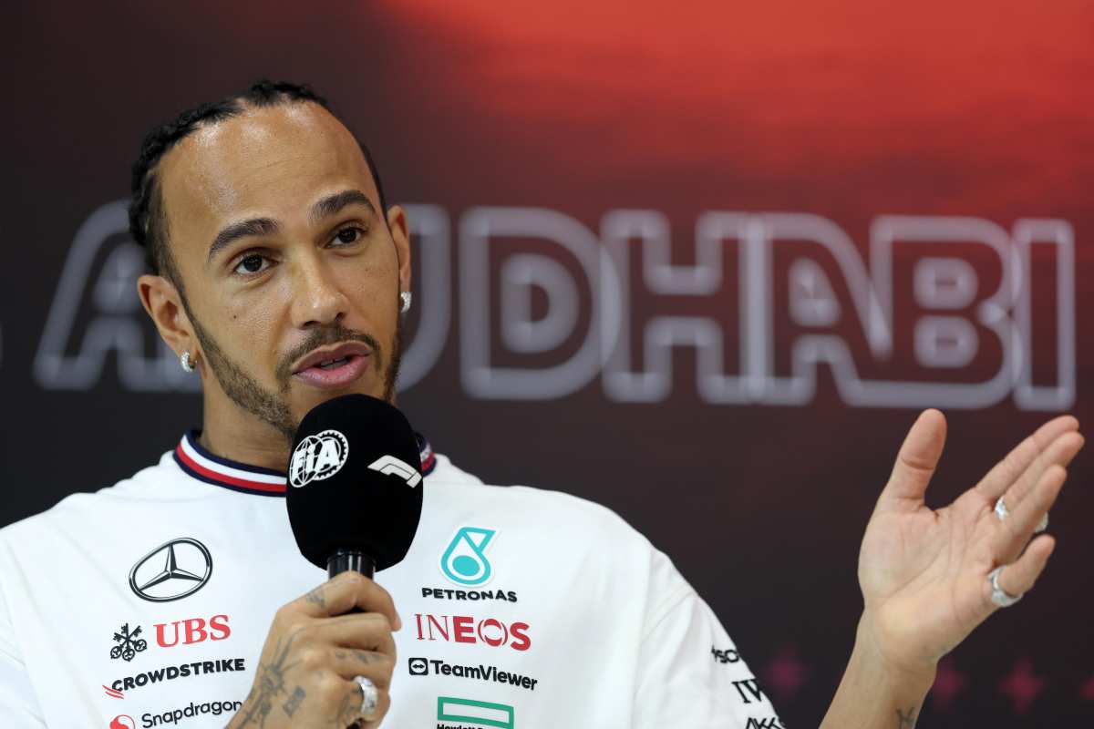 Lewis Hamilton durante un'intervista