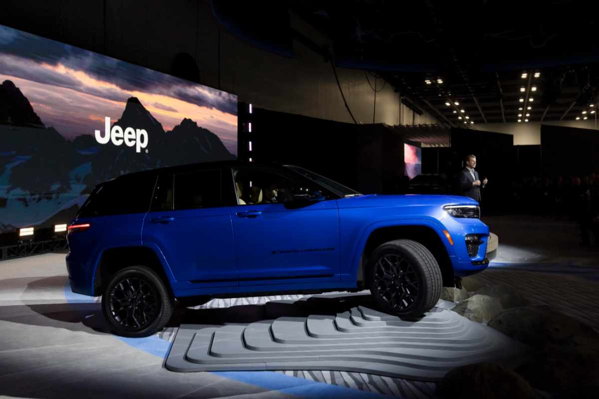 una Jeep Cherokee in esposizione