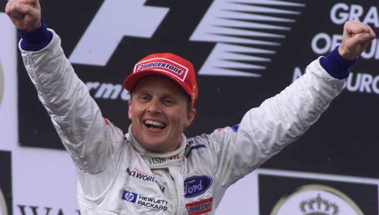 johnny Herbert sul podio quando correva per la McLaren nel 1009