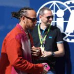 Lewis Hamilton cammina nel paddock