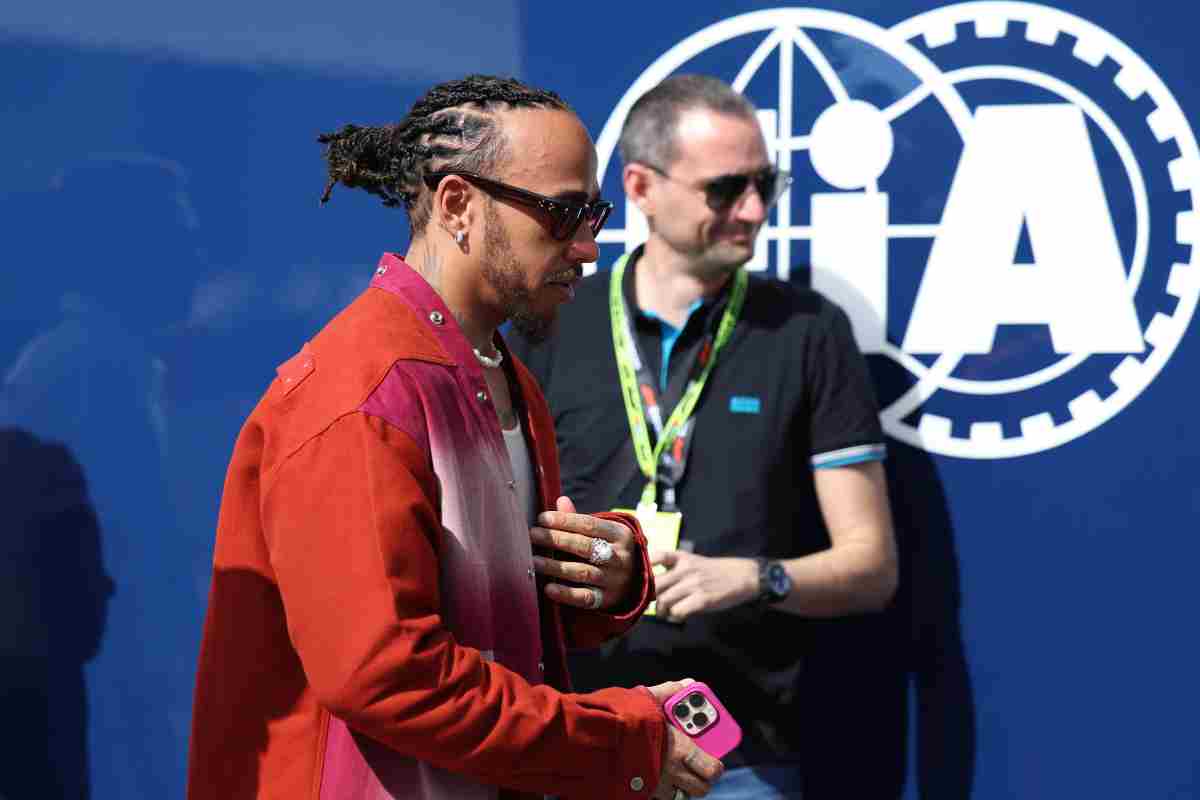 Lewis Hamilton cammina nel paddock