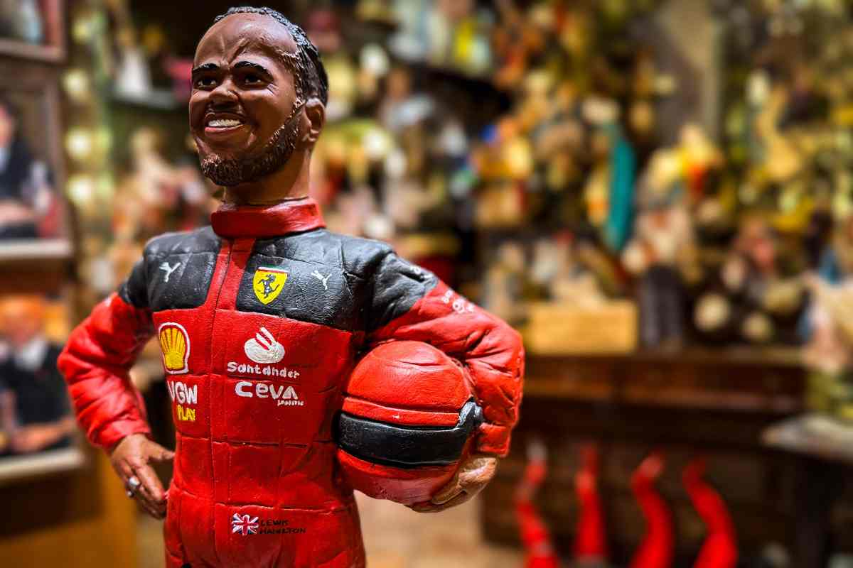 La statuetta di Hamilton in Ferrari