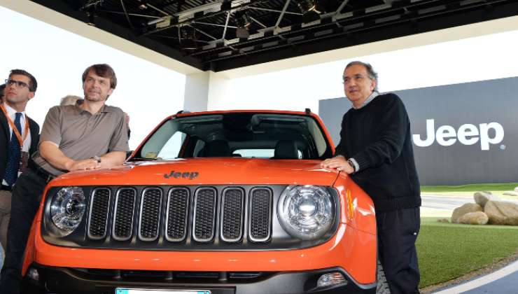 Mike Manley posa assieme a Sergio Marchionne sulla destra vicino ad una Jeep