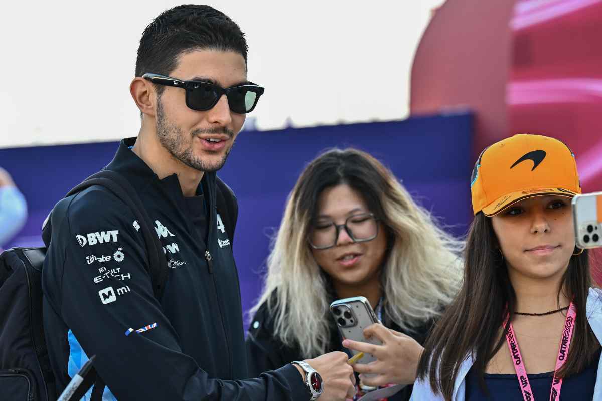 Ocon firma autografi nel paddock