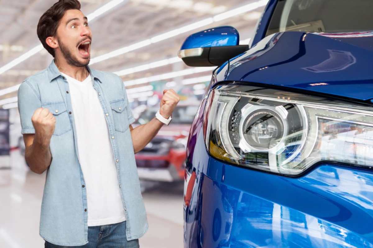 Un uomo felice e una porzione di un'auto