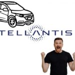 Il logo Stellantis, il disegno di un'auto in alto a sinistra e in basso a destra un uomo festeggia