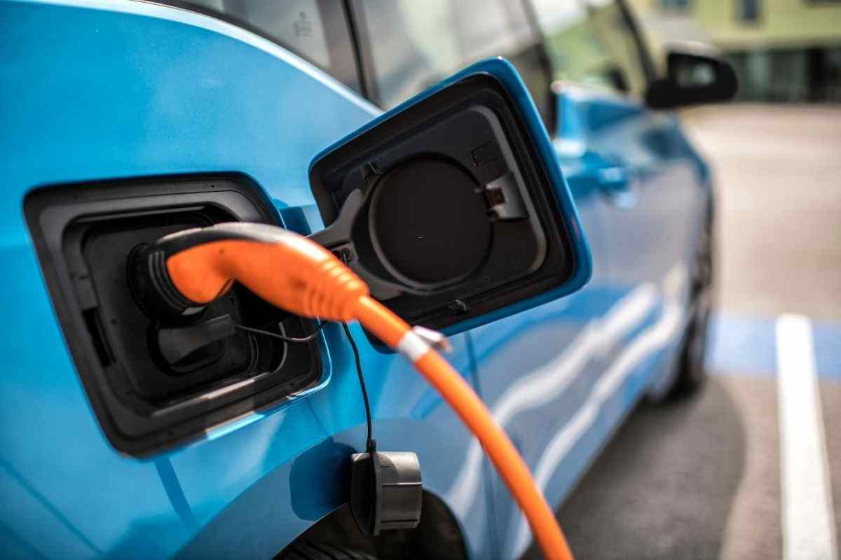 Perché ci vogliono far comprare le auto elettriche? Cosa c'è dietro questa decisione "dall'alto"