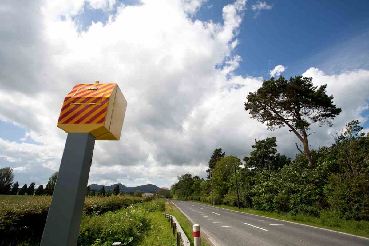 Allarme multe, la telecamera che becca qualunque infrazione: ecco com'è fatta