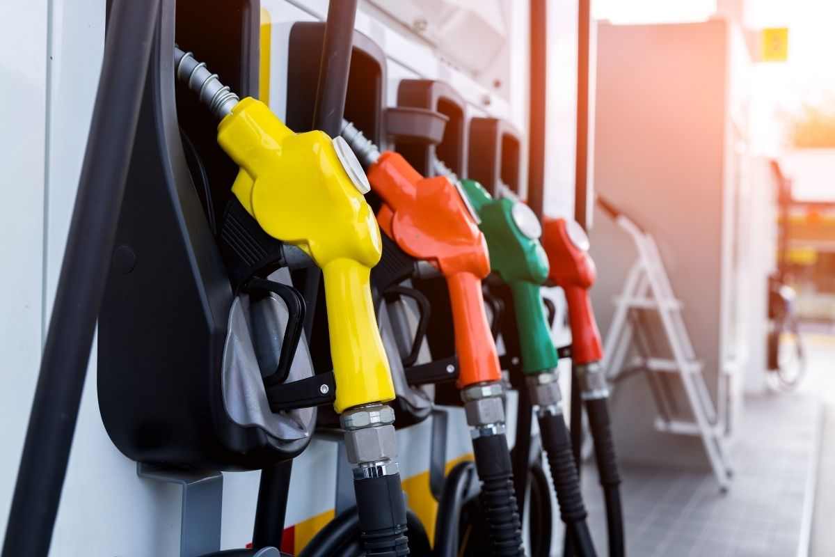 Quanti km si riescono a fare oggi con 10 euro di benzina? La risposta non vi conforterà molto