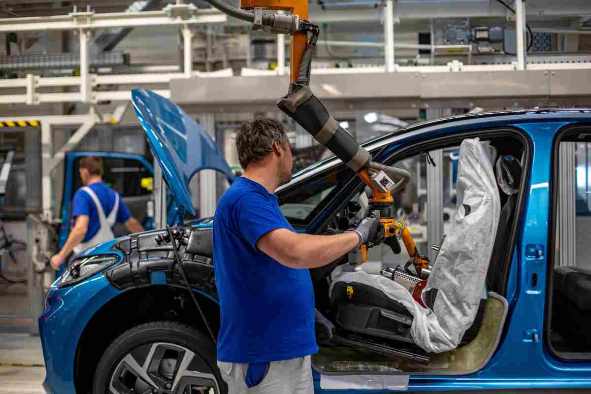 Scandalo in Europa, il gigante dell'auto pronto ad allearsi con i cinesi? Che sgambetto a tutti