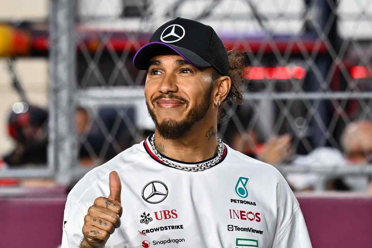 Lewis Hamilton, primi approccio Ferrari da favola: sono già tutti pazzi da lui (VIDEO)