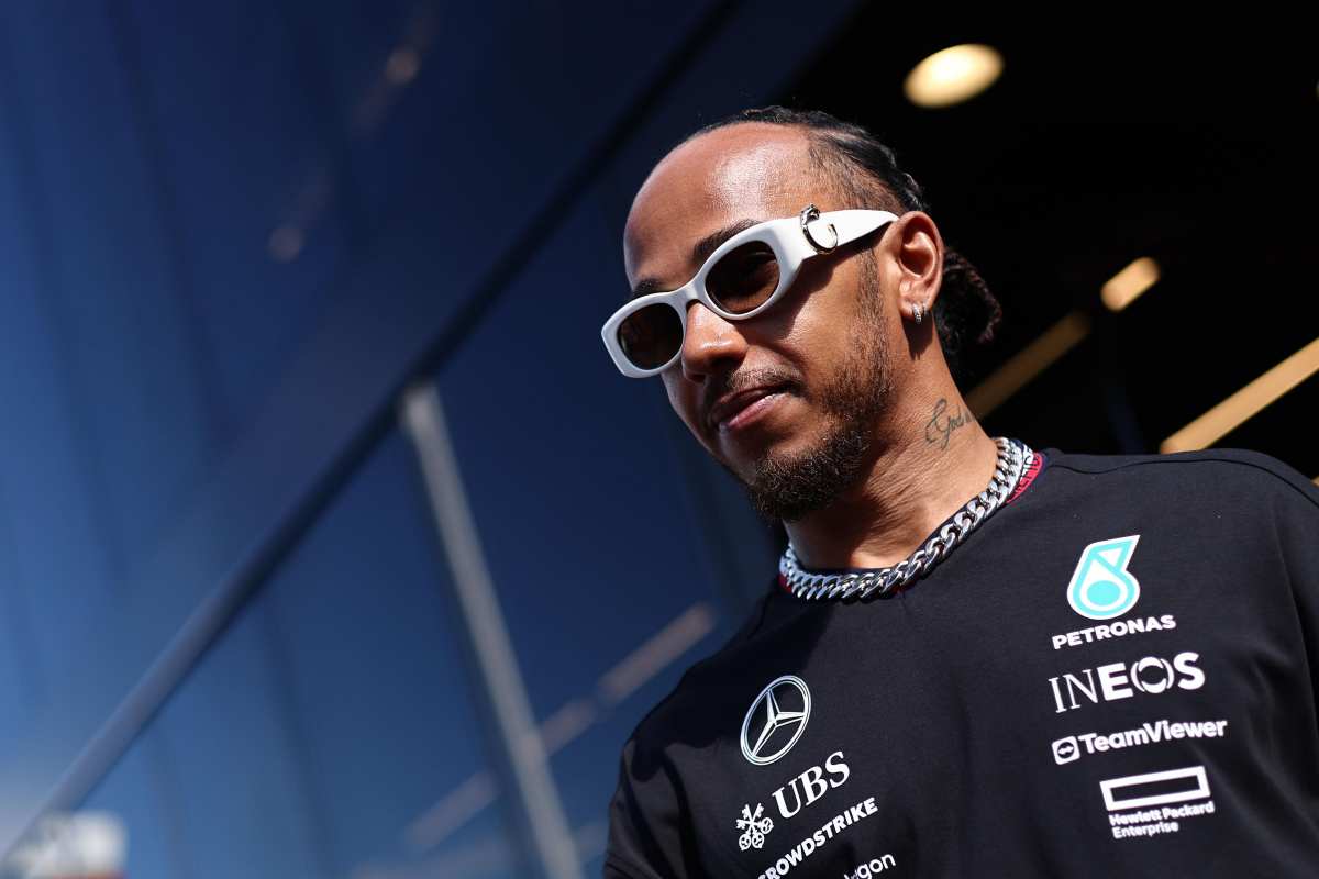 Lewis Hamilton vince con la Ferrari senza scendere in pista: la genialata di Elkann sta pagando