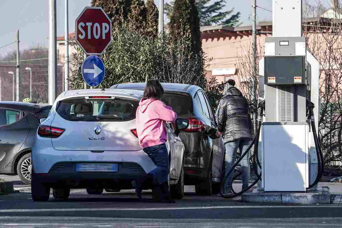 italiani fanno benzina