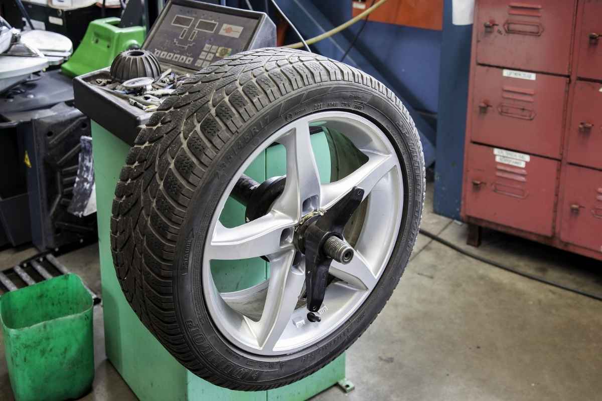 primo piano di una gomma auto in officina