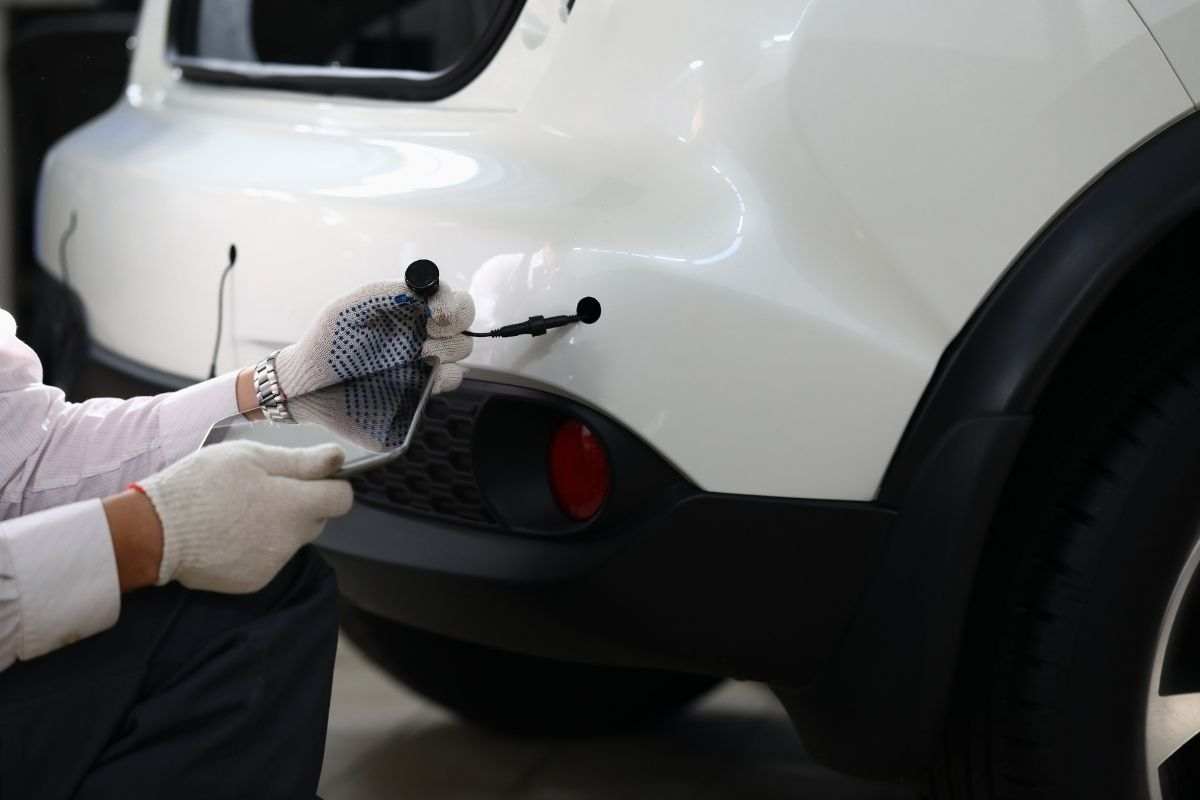 Sensori di parcheggio, li stai usando nel modo sbagliato: l'errore che ormai tutti fanno