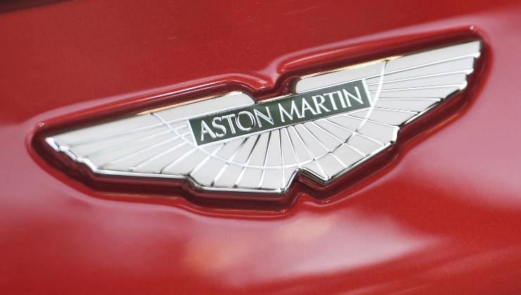 Il logo Aston Martin su carrozzeria rossa