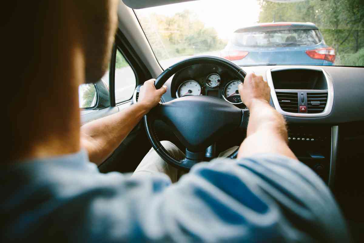 Persona alla guida di un'auto