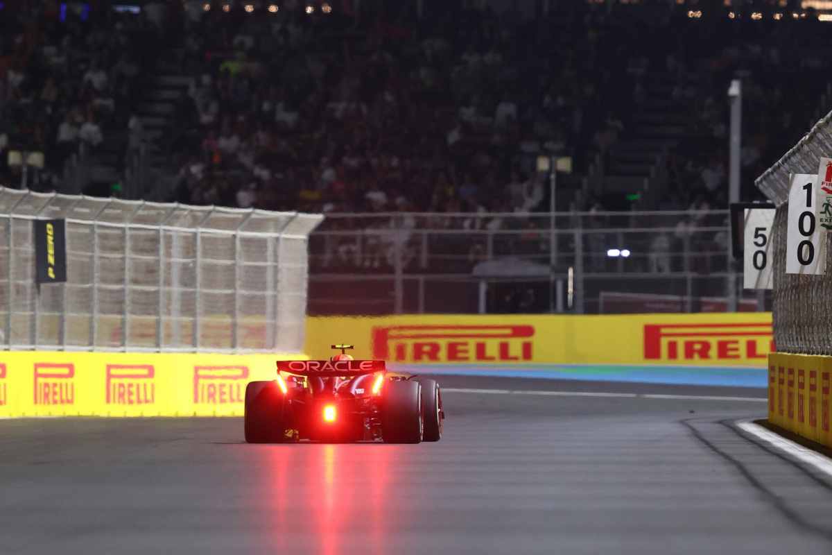 Macchina di Formula 1 sul circuito dell'Arabia Saudita