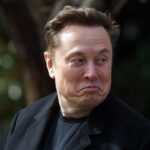 Elon Musk fa una smorfia