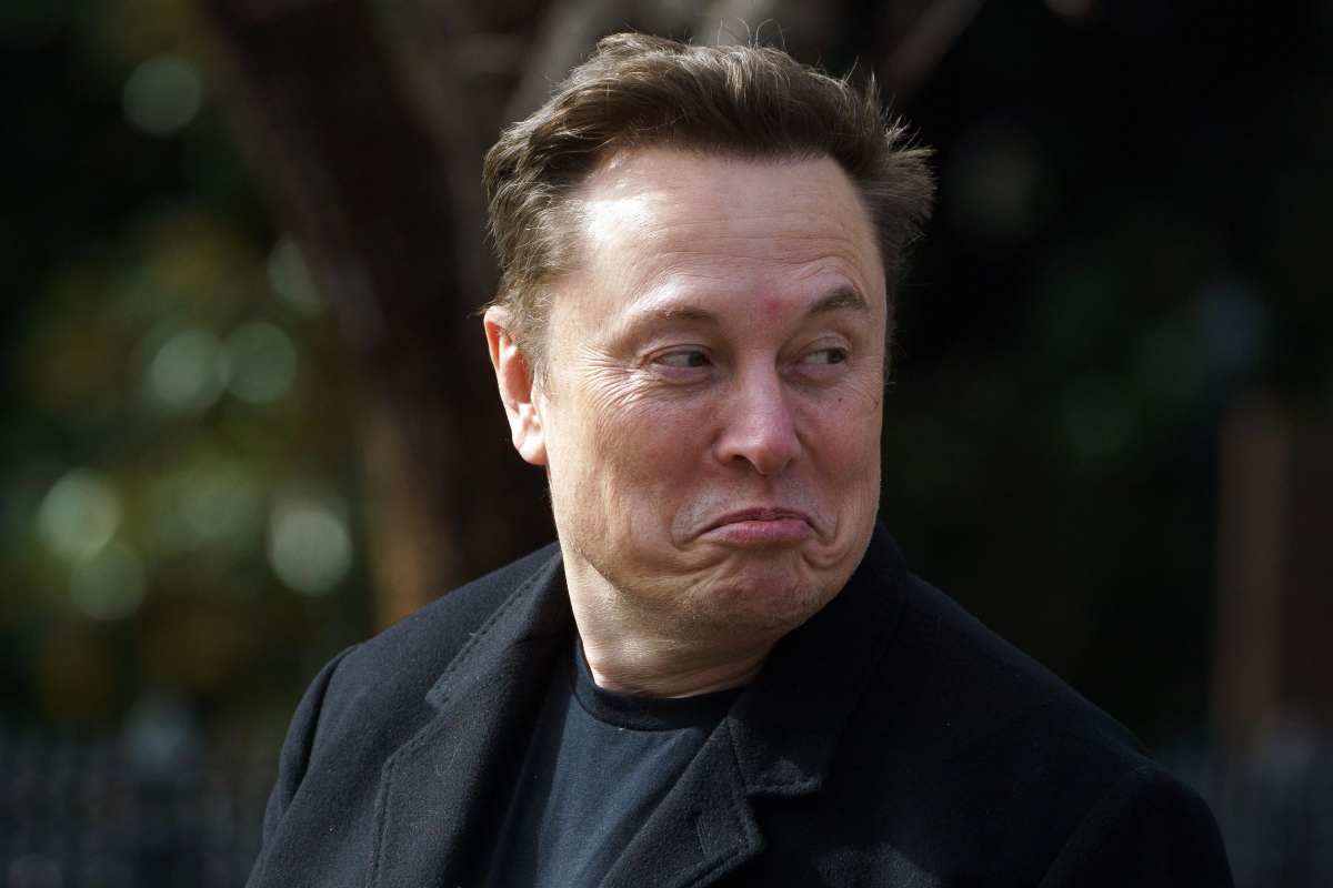 Elon Musk fa una smorfia