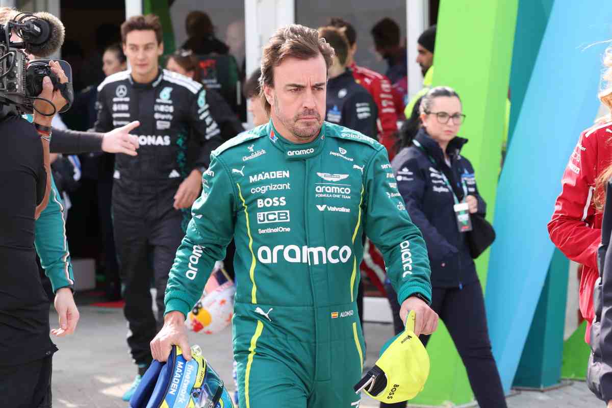 Fernando Alonso con la divisa Aston Martin