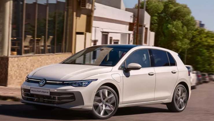 La nuova Golf eHybrid parcheggiata