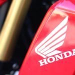 Il dettaglio di una moto Honda e la scritta con il logo